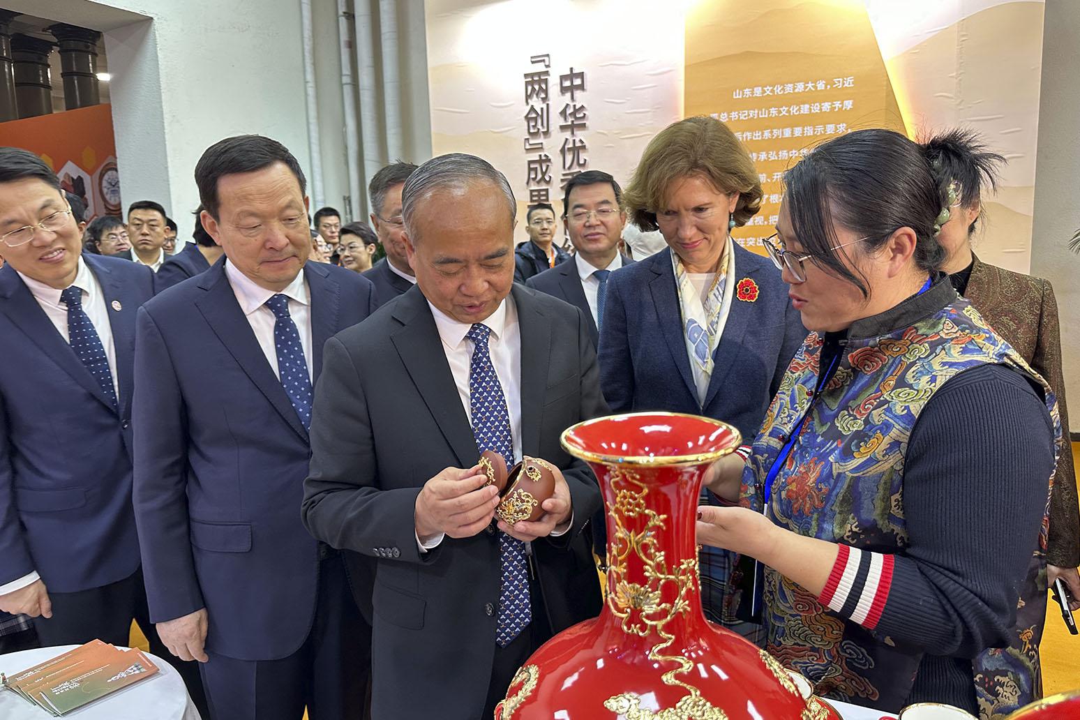 “好客山东 好品山东”2023推介活动在京开幕，荣宝苑锡镶工艺礼品参与推介